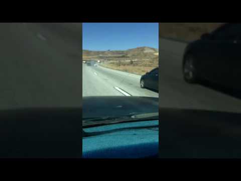 شاهد لحظة جر سائق شاحنة ضخمة سيارة اصطدم بها على طريق سريع