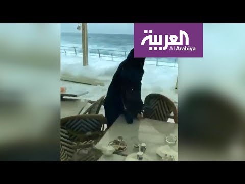 الأمواج في جدة تدفع الصخور وتدخل المطاعم