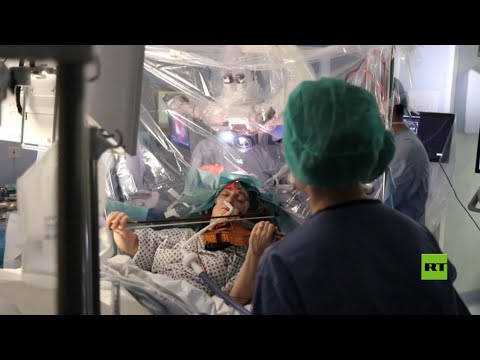 إيقاظ مريضة أثناء جراحة خطيرة في دماغها لتعزف على الكمان