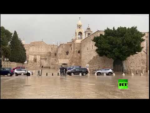 ساحه المهد خالية بعد قرار السلطات الإسرائيلية منع دخول حافلات السياح لبيت لحم