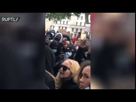 مادونا تفاجئ المتظاهرين في العاصمة البريطانية لندن