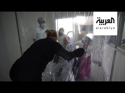فيديو مؤثر لعناقات من خلف الستارة بين برازيلية وابنتها